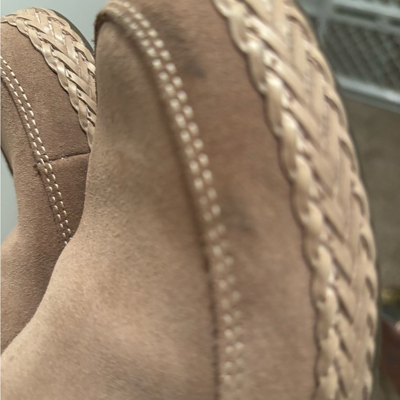 UGG, tan boot zips up the back of the foot very comfort - Picture 9 of 10